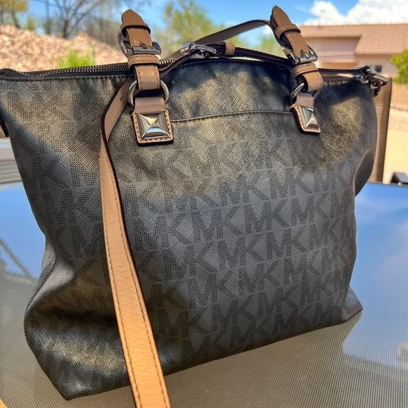 Michael Kors Jet Set Large Logo Tote Handbag Silver MK Monogram Crossbody Zip - Picture 4 of 10